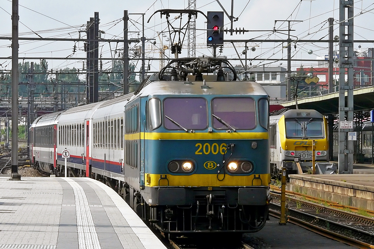 . Traurige Erinnerungen - Gestern war der letzte Tag fr die beiden einstigen Prestige Zge EC Vauban und EC Iris. Was bleibt sind die Erinnerungen an bessere Zeiten. Am 28.04.2008 fhrt die SNCB HLE 2006 an der Spitze des EC 91  Vauban  Bruxelles Midi - Chur in den Bahnhof von Luxembourg ein. (Jeanny)