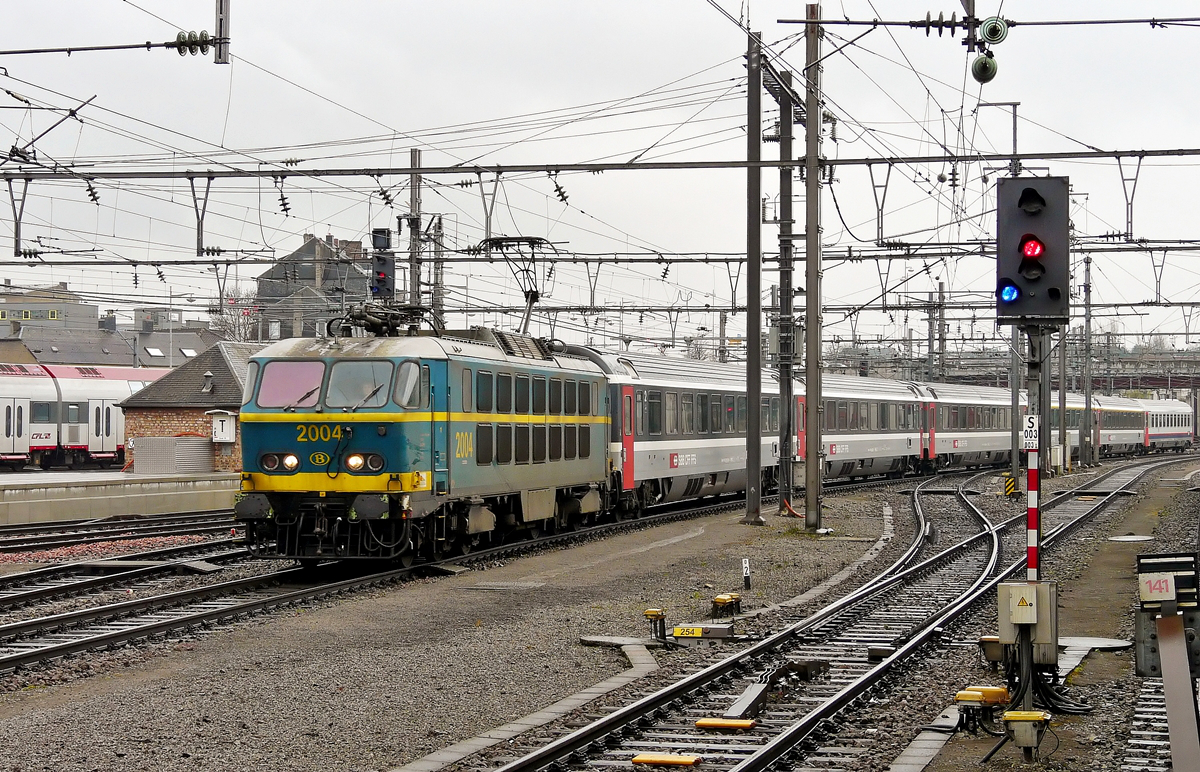 . Traurige Erinnerungen - Gestern war der letzte Tag fr die beiden einstigen Prestige Zge EC Vauban und EC Iris. Was bleibt sind die Erinnerungen an bessere Zeiten. Am 05.04.2008 erreicht die SNCB HLE 2004 mit dem EC 97  Iris  Bruxelles Midi - Zrich HB am Haken den Bahnhof von Luxembourg. (Jeanny)