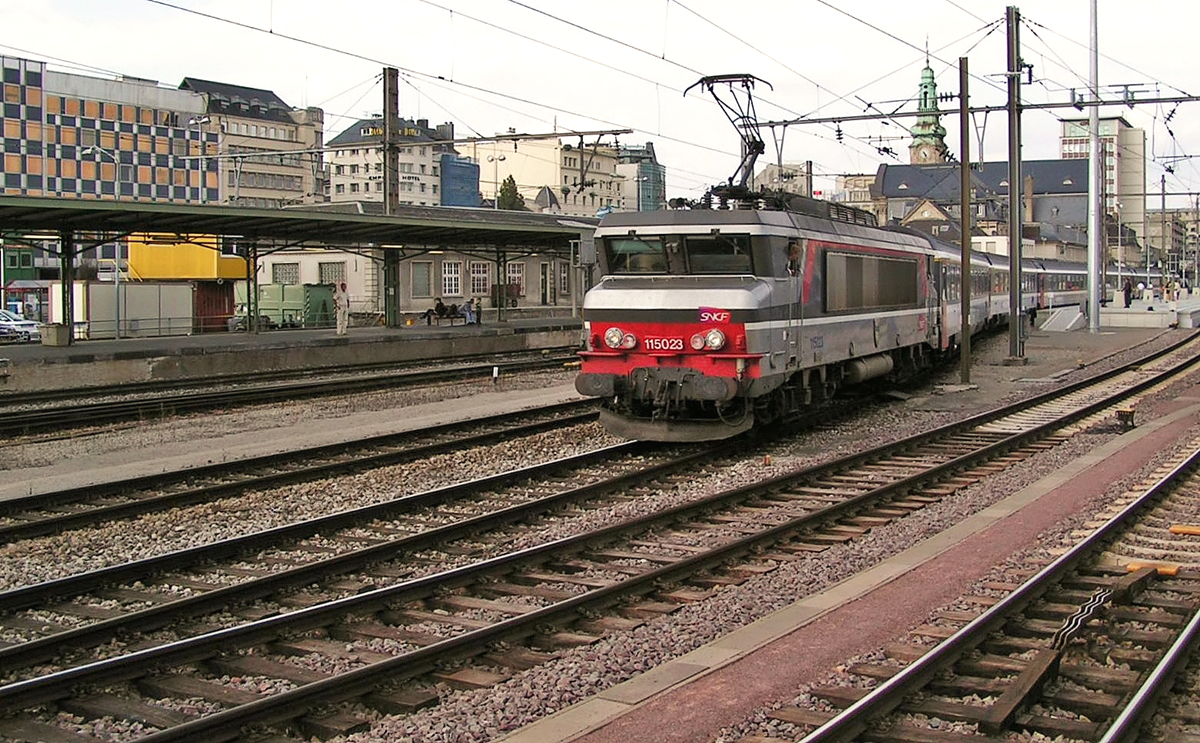 . Traurige Erinnerungen - Gestern war der letzte Tag fr die beiden einstigen Prestige Zge EC Vauban und EC Iris. Was bleibt sind die Erinnerungen an bessere Zeiten. Am 23.09.2007 zog die SNCF BB 15023 den EC 97  Iris  Bruxelles Midi - Zrich HB aus dem Bahnhof von Luxembourg. (Hans)