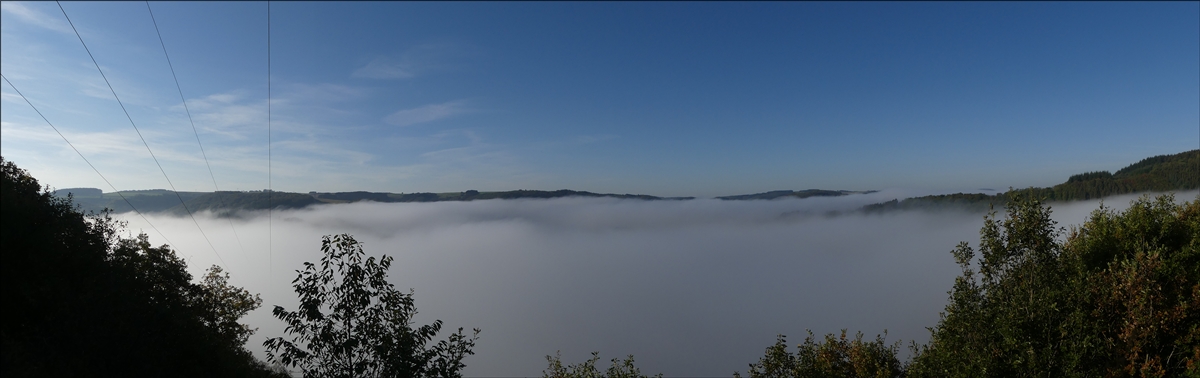 - ber den Wolken - Auf einem Parkplatz nahe Kaundorf entstand dieses Panoramafoto vom Stausee der Obersauer, der leider unter einer kompakten Wilkendecke liegt. 06.10.2018 (Jeanny)
