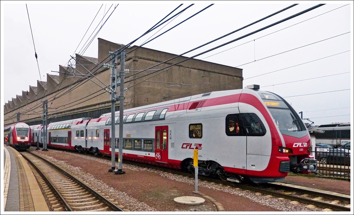 . berraschung im Bahnhof von Luxemburg - Am trben 22.01.2014 fuhr mir der CFL Kiss 2303 whrend einer Testfahrt im Bahnhof von Luxemburg vor die Linse. (Hans)

Die „Socit Nationale des Chemins de Fer Luxembourgeois“ (CFL) hat fr den Betrieb in Luxemburg und den grenzberschreitenden Verkehr nach Deutschland acht dreiteilige Doppelstocktriebzge bei der Firma Stadler (Schweiz) bestellt. Das Auftragsvolumen liegt bei ca. 60 Mio. Euro.

Die 80 Meter langen Fahrzeuge verfgen ber eine Kapazitt von 300 Sitzpltzen. Kundenfreundlich gestaltete Sitzabstnde fr alle Fahrgste und ein sehr komfortabler 1. Klasse-Bereich zeichnen den Innenraum aus. Zudem ist Platz fr 24 Fahrrder sowie drei Rollsthle. Die elektrischen Doppelstock-Triebzge werden mit den zwei unterschiedlichen Spannungs- und Zugsicherungssystemen ausgestattet, um den Betrieb in Luxemburg und in Deutschland zu gewhrleisten. Fr den Einsatz in Luxemburg ist die moderne europische Zugsicherungstechnik ETCS bereits integriert. Die Fahrzeuge knnen eine maximale Geschwindigkeit von 160 km/h erreichen. Die CFL-Kapazitten werden durch den Ankauf um 2.400 Sitzpltze erhht.


Im Auftrag des Luxemburger Nachhaltigkeitsministeriums und des rheinland-pflzischen „Zweckverband Schienenpersonennahverkehr Nord“ sollen die 8 CFL - Doppelstocktriebzge Kiss ab 2014 auf der Strecke Luxemburg - Koblenz verkehren und im Stundentakt die Anbindung an den Fernverkehr herstellen.
