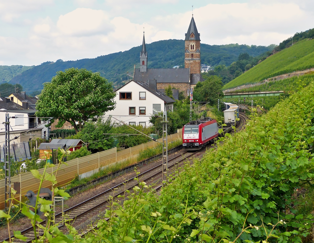 . Umrahmt von Weinreben, zieht die 4016 ihren Containerzug durch den schnen Moselort Hatzenport. 21.06.2014 (Jeanny)