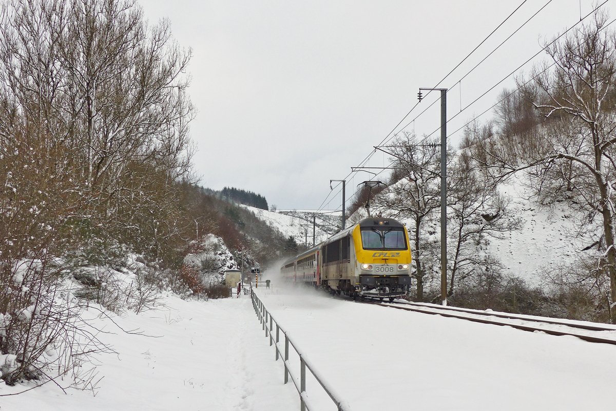 . Und wieder fehlte die versprochene Sonne an der Bahnstrecke zwischen Maulusmhle und Sassel, als der IC 111 Luxembourg - Liers, gezogen von der 3008, mit einer schnen Schneefahne ber die Nordstrecke brauste. 17.01.2016 (Jeanny)