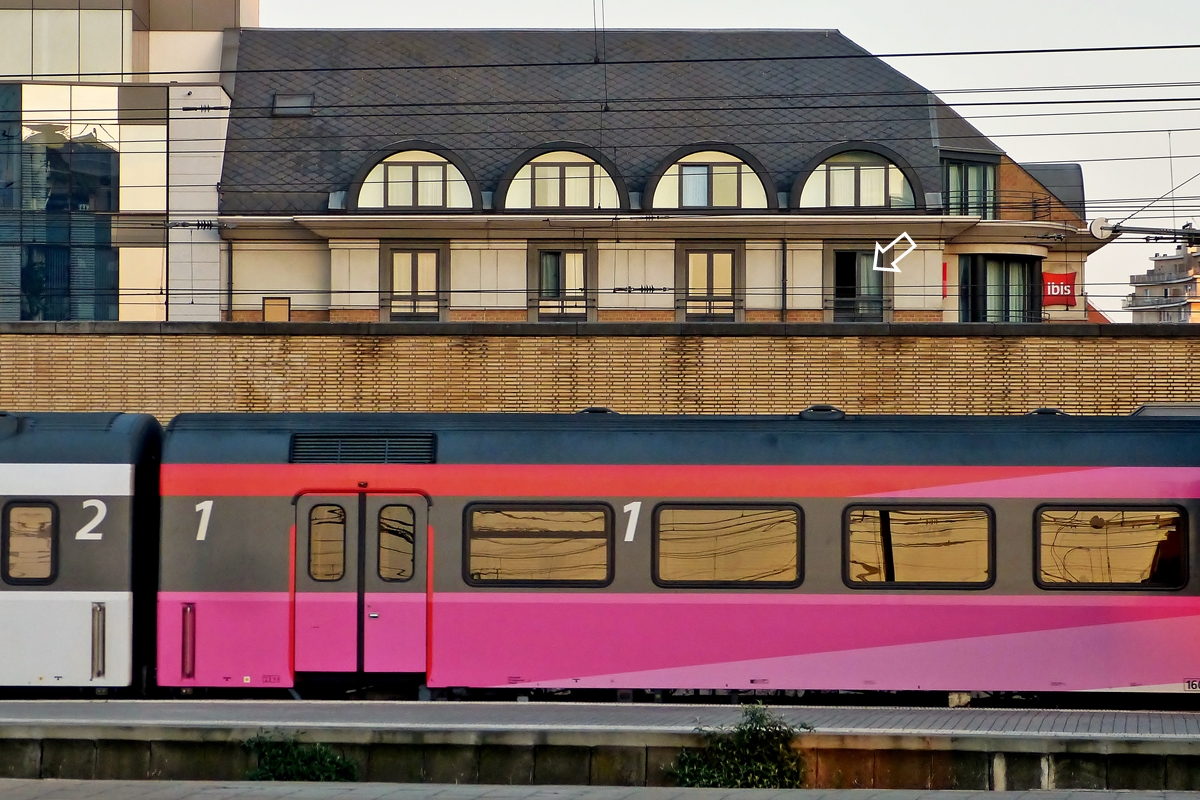 . Unser Hotelzimmer vom Bahnhof Bruxelles Midi aus gesehen, whrend der IC Benelux Bruxelles - Den Haag den Bahnhof verlsst. 05.04.2014 (Jeanny)