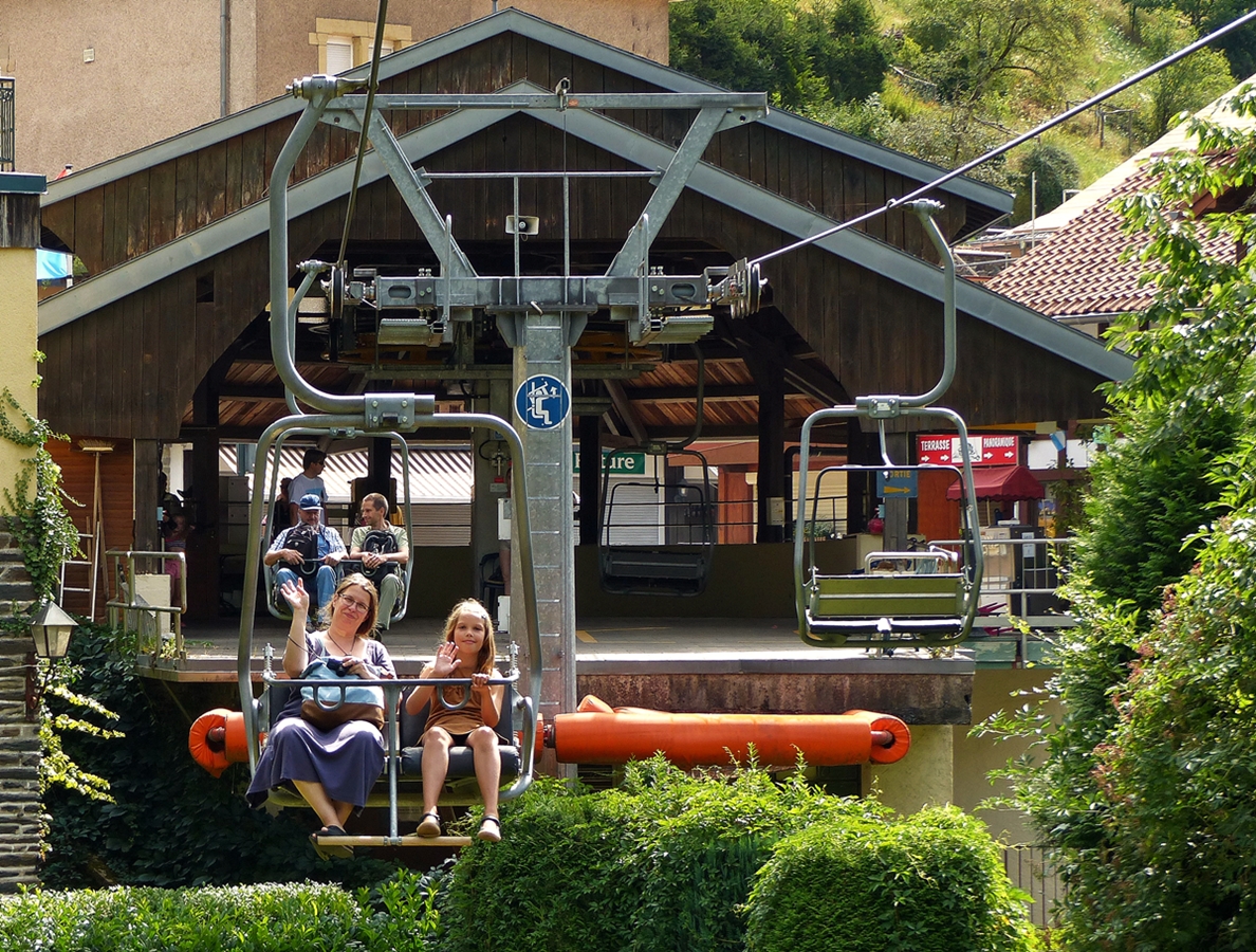 . Unsere lieben Gste aus Berlin scheinen die Fahrt mit dem Sessellift in Vianden sichtlich zu genieen. 31.07.2018 (Jeanny)