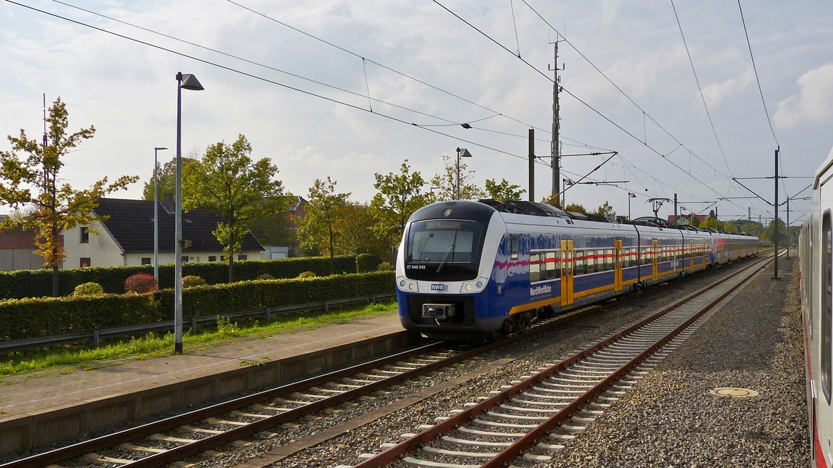 . Unterwegs mit dem IC 2430 nach Emden Hbf - In den IC Steuerwagen kann man die Fenster noch ffnen und so gelang mir die Aufnahme der beiden gekuppelten NWB (NordWestBahn) 440er kurz vor der Einfahrt in den Bahnhof von Oldenburg (Oldb). (Hans)