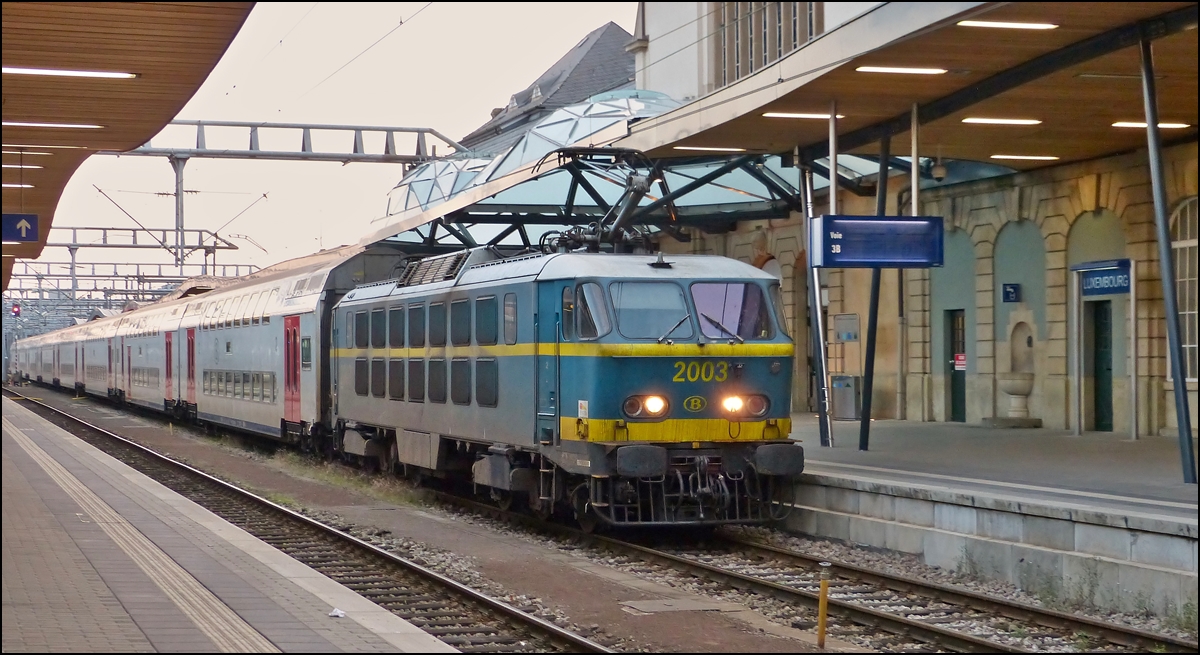 . Vielleicht unser letzes Bild einer HLE 20 in Luxemburg. Ab dem Fahrplanwechsel im Dezember 2013 sollen diese Kraftpakete ganz von den luxemburgischen Schienen verschwinden.

Die HLE 2003 erreicht mit einem IC aus Brssel (bestehend aus M 6 Wagen) den Bahnhof von Luxemburg am Abend des 30.09.2013. (Jeanny)