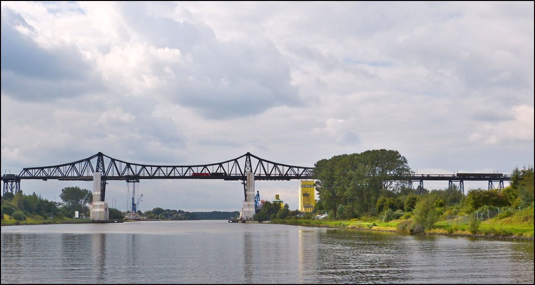 . Vom Schiff auf dem Nord-Ostsee-Kanal hat man eine schne Aussicht auf die Hochbrcke in Rendsburg, auf der sogar ein Gterzug unterwegs ist. 18.09.2013 (Jeanny)