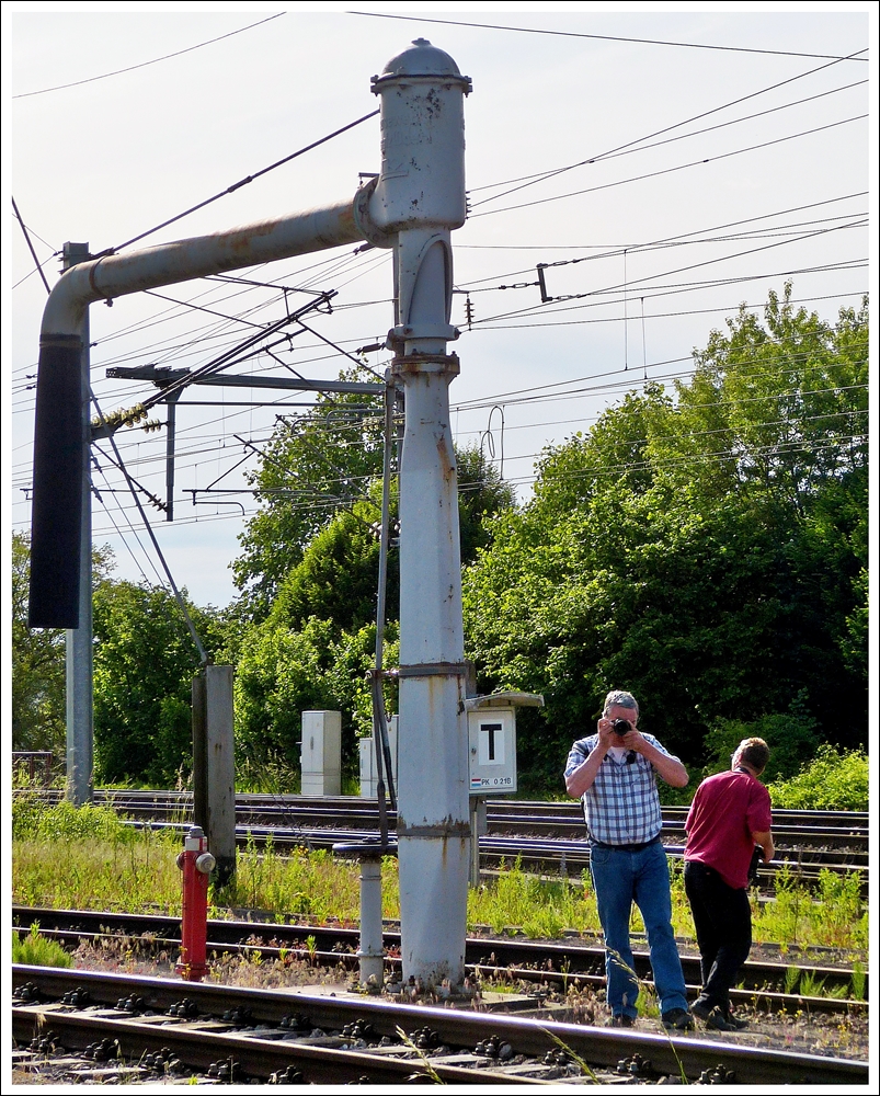 . Von der Oma-Bank am Bahnsteig der Museumsbahn in Ptange wird aber auch fotografiert: Whrend einer der Fotografen die Oma-Bank im Visier hat, vergewissert sich der andere, ob kein Zug auf der Hauptstrecke zu sehen ist. 16.06.2013 (Jeanny)