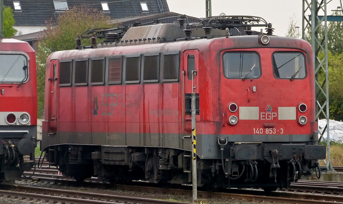 . Whrend am 08.10.2014 ein heftiges Gewitter tobt, konnte ich die EGP (Eisenbahn-Gesellschaft Potsdam) 140 853-3 (91 80 6 140 853-3 D-EGP) im Hauptbahnhof von Emden fotografieren. Leider stand vom Bahnsteig aus das Schild immer im Weg. ;-) (Hans) 