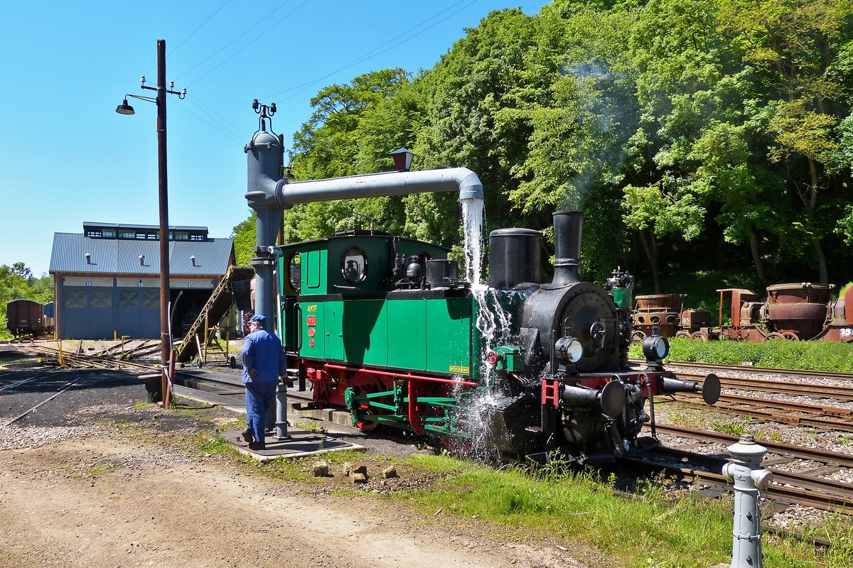 . Wasserfassen bei der Museumsbahn Train 1900 in Fond de Gras - Obwohl der Durst der Dampflok AMTF N 8 (ADI 8) am 02.06.2013 schon lngst gelscht ist, pltschert das Wasser frisch frhlich weiter. (Hans) 