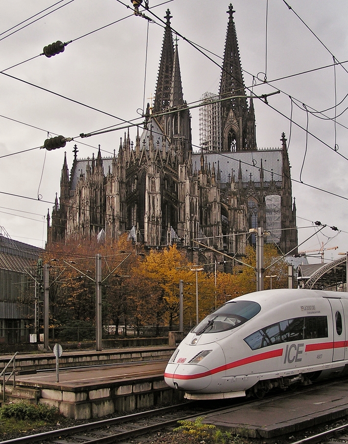 . Wenn zwei Fotografen dieselbe Bildidee haben - Am 06.11.2007 fotografierte ich den Triebkopf des ICE 4607  Hannover  bei der Ausfahrt aus dem Klner Hauptbahnhof vor der Kulisse der herbstlichen gefrbten Bumen und dem Klner Dom. (Hans)