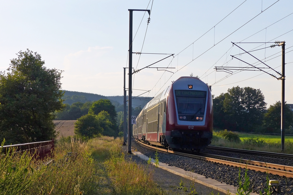 . Wer ist schneller, der Lokfhrer beim Abschlalten der Lichter oder die Kamera der Fotografin? - Am 25.07.2014 hat der IR 3745 Troisvierges - Luxembourg den Bahnhof von Wilwerwiltz verlassen und begibt sich auf seine Weiterreise in die luxemburgische Hauptstadt. (Jeanny)