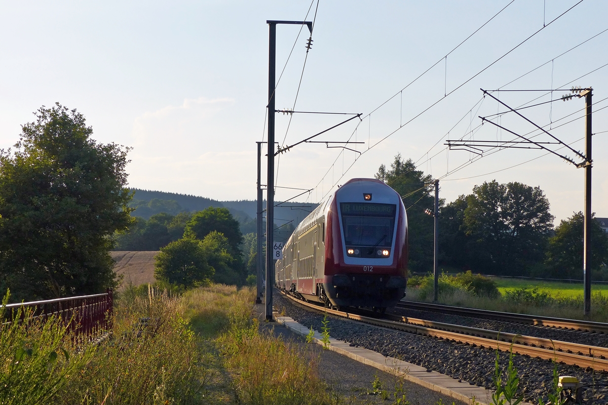 . Wer ist schneller, der Lokfhrer beim Abschlalten der Lichter oder die Kamera der Fotografin? - Am 25.07.2014 hat der IR 3745 Troisvierges - Luxembourg den Bahnhof von Wilwerwiltz verlassen und begibt sich auf seine Weiterreise in die luxemburgische Hauptstadt. (Jeanny)