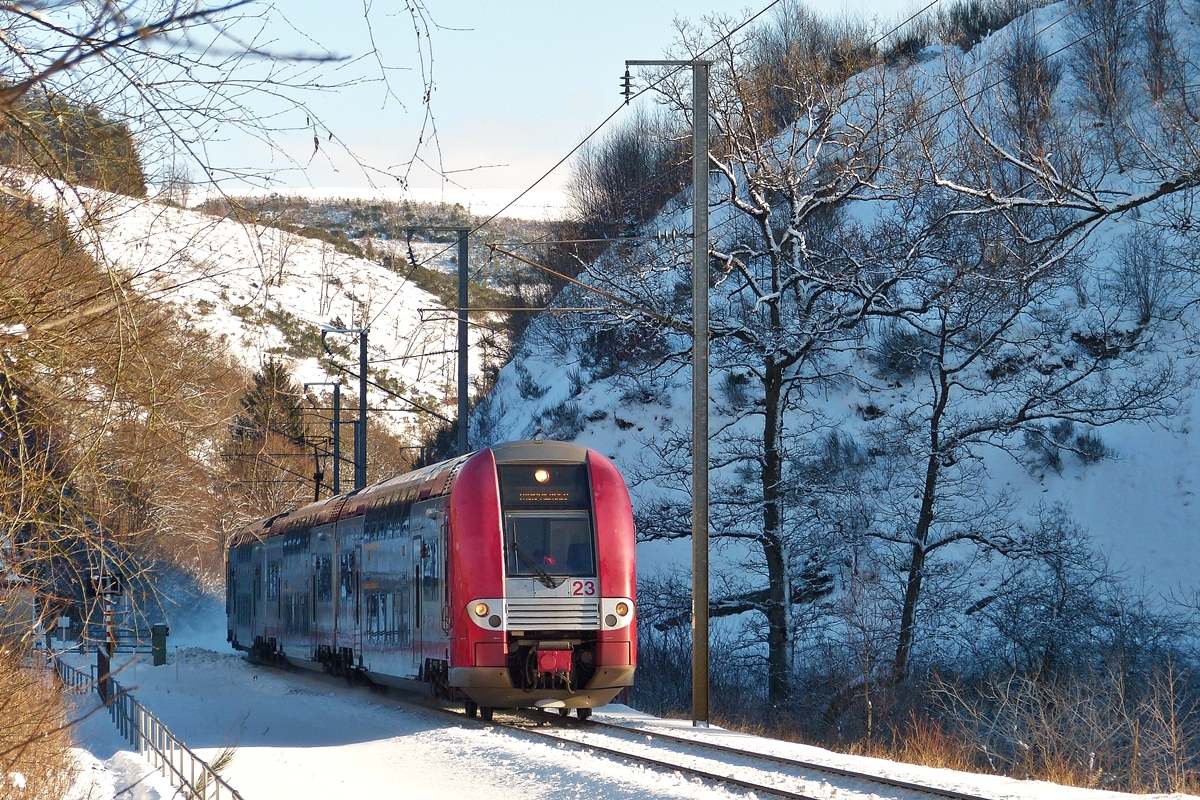 . Winter im nrdlichsten Zipfel Luxemburgs - Die Computermaus Z 2223 fhrt am 17.01.2017 als RE 3812 Luxembourg - Troisvierges ber die luxemburgische Nordstrecke zwischen Maulusmhle und Sassel. (Hans) 