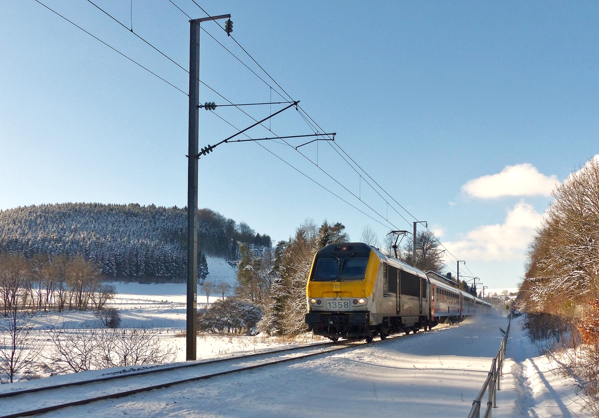 . Winter im nrdlichsten Zipfel Luxemburgs - Am recht kalten 17.01.2017 befhrt die rein belgische Zuggarnitur mit der SNCB HLE 1358 an der Spitze als IC 112 Liers - Luxembourg die luxemburgische Nordstrecke zwischen Sassel und Maulusmhle. (Jeanny)