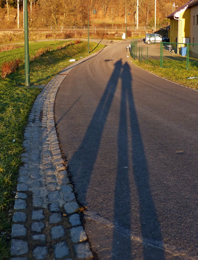 . Wo ist hier ein Zwerg? ;-) 

Zwei Bahnfotografen in Drauffelt auf dem Weg zur Nordstrecke im Abendlicht des 11.02.2015. (Jeanny)