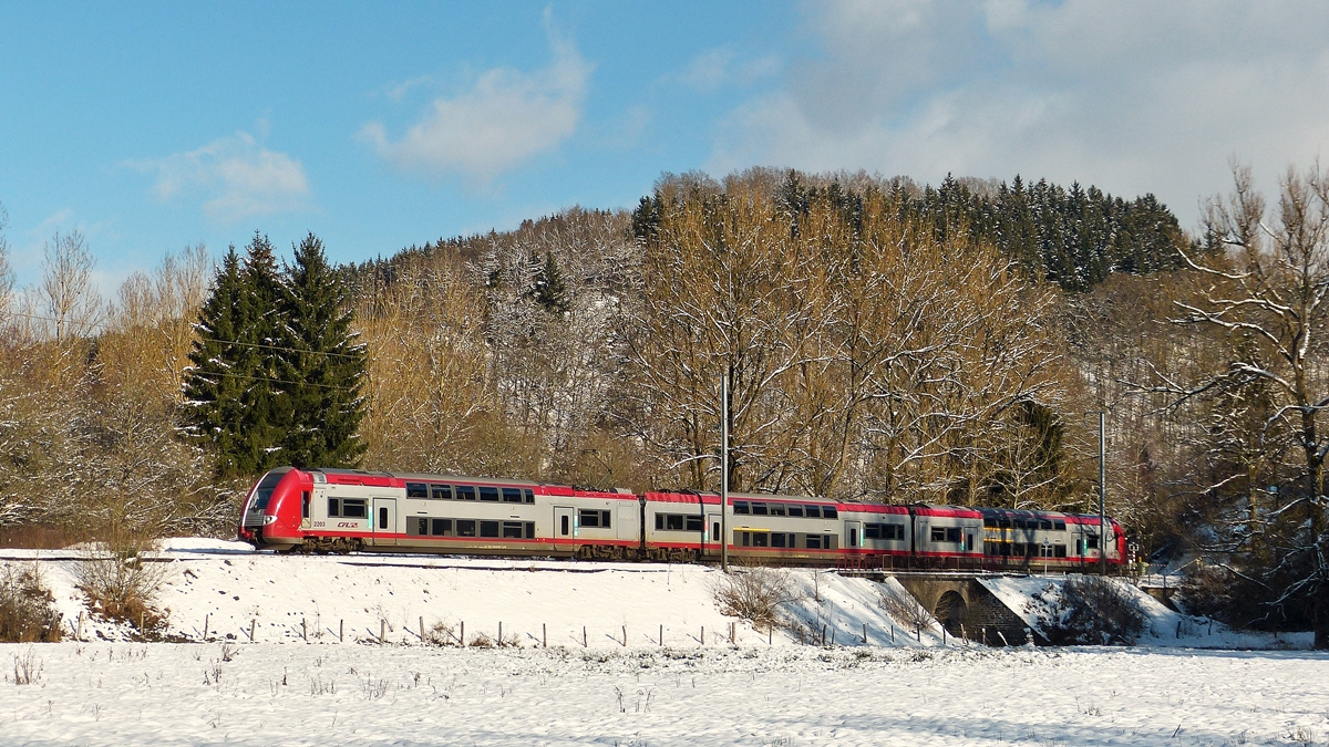 . Z 2203 als RE 3839 Troisvierges - Luxembourg fhrt am 04.02.2015 durch das sonnige Tal der Woltz zwischen Sassel und Maulusmhle. (Hans)

Hier die Aufnahme desselben Zuges aus einem anderen Blickwinkel: 

http://hellertal.startbilder.de/bild/luxemburg~zuege~personenzuege-rb-re-ir-ic/404583/-eine-computermaus-hatte-ich-noch.html

