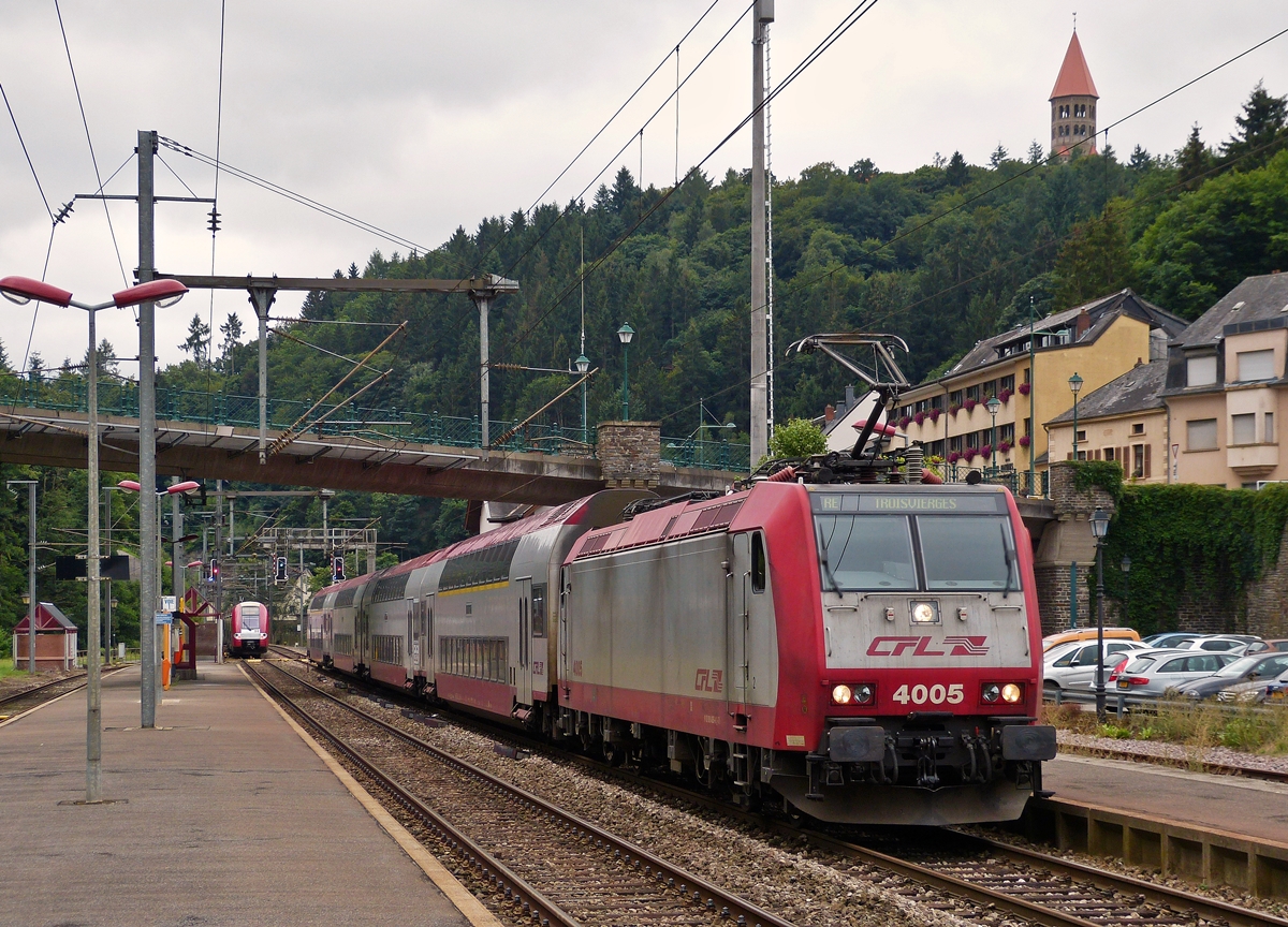 . Zugbegegnung im Bahnhof von Clervaux - Whrend die 4005 den RE 3714 Luxembourg - Troisvierges aus dem Bahnhof von Clervaux zieht, verlsst die Computermaus Z 2214 als RE 3838 Troisvierges - Luxembourg den Bahnhof. 17.08.2015 (Hans)  