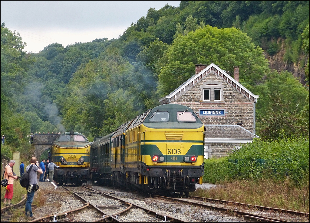 . Zum Vergleich das Bild des Bahnhofs Dorinne-Durnal nochmal in 1024 Pixel Gre: Am 17.08.2013 fand an der Museumsstrecke Le Chemin de Fer du Bocq ein Diesellok Festival statt. 

Die HLD 5128 und 6106 posieren in dem schnen Bahnhof Dorinne-Durnal. (Hans)