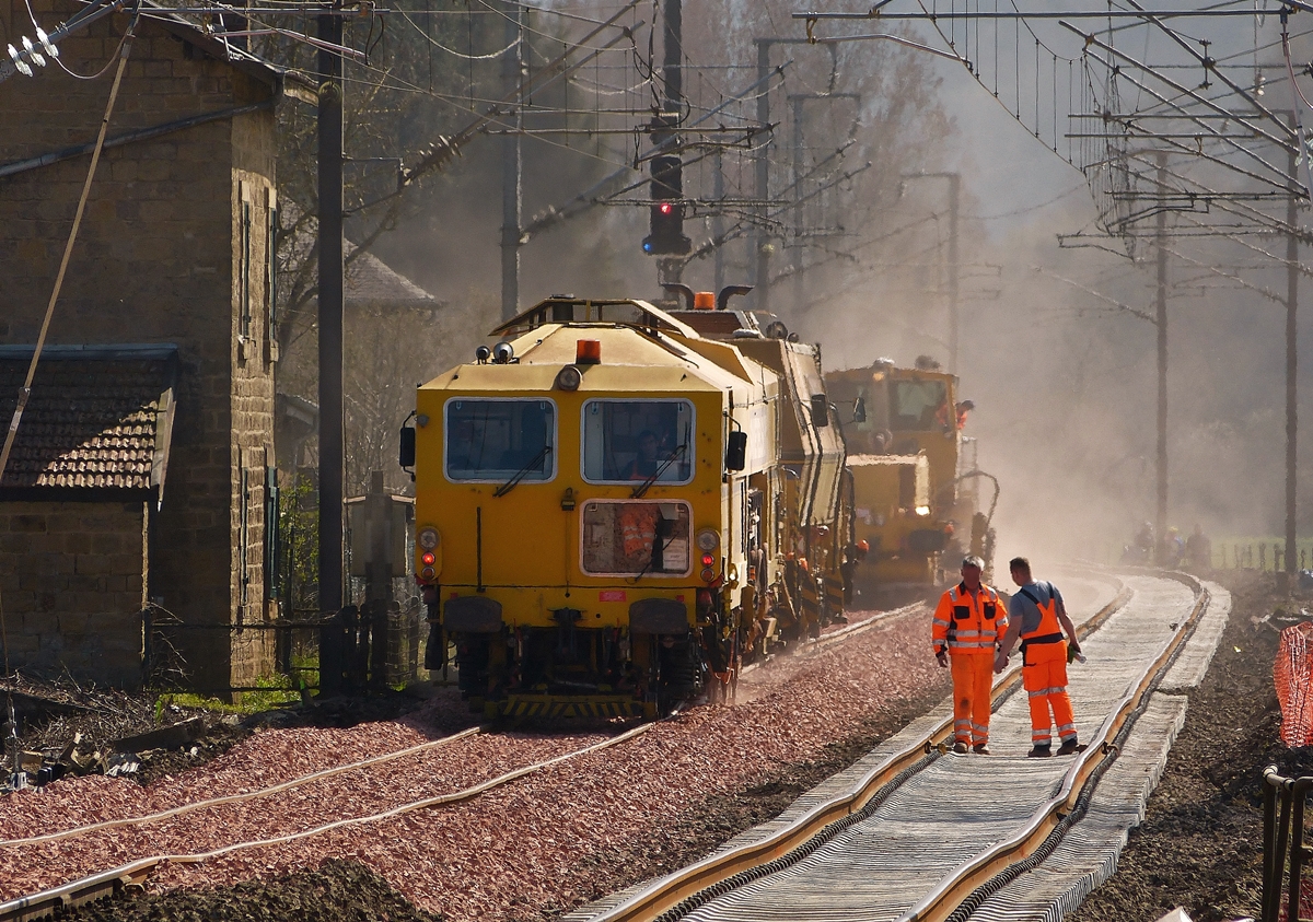 . Zur Zeit werden Gleisbauarbeiten auf der Nordstrecke ausgefhrt. Zwischen Lorentzweiler und Mersch werden neue Gleise verlegt und am 09.04.2015 konnte ich vom Bahnsteig in Mersch aus die Arbeiten bildlich festhalten. Die Maschinen werden demnchst noch einzeln vorgestellt. (Hans) 