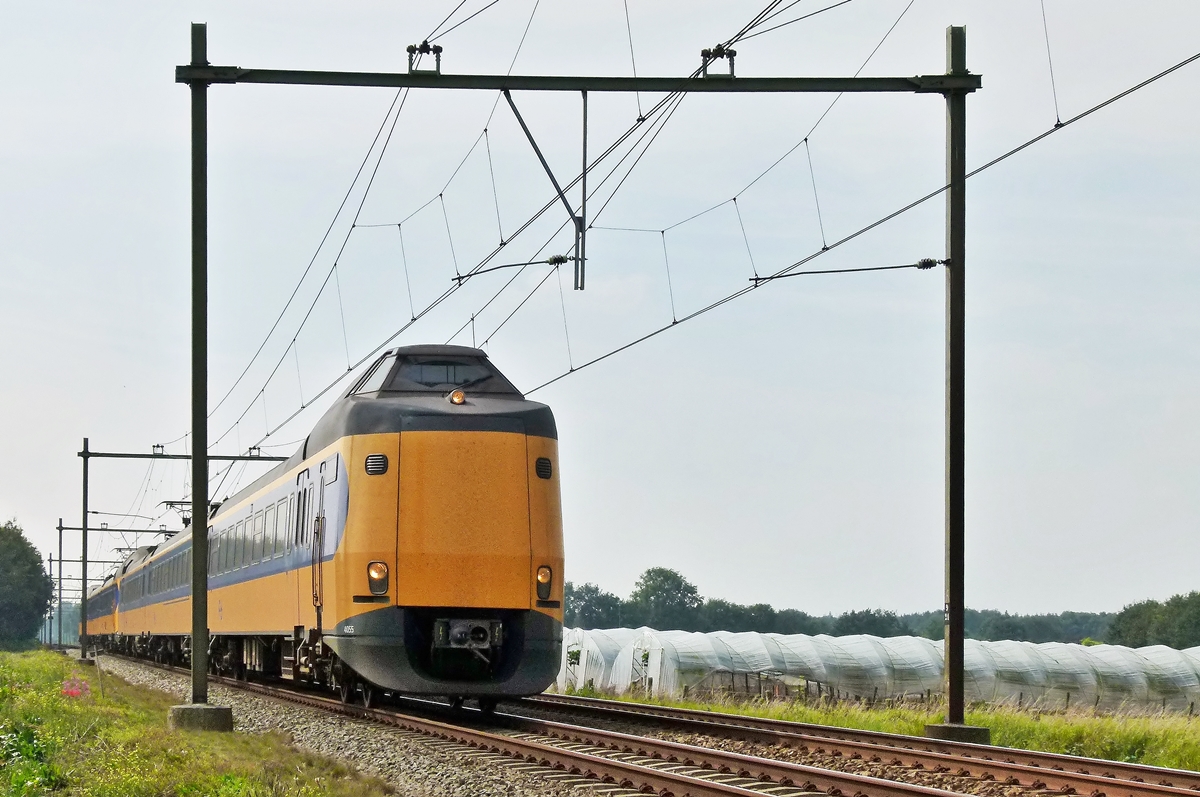 . Zwei gekuppelte Koploper [ICMm (Plan Z)] brausen am 02.09.2011 durch die flache niederlndische Landschaft zwischen Bosschenhoofd und Etten-Leur. (Jeanny)