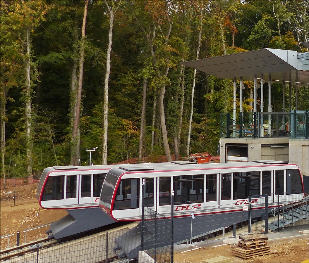 . Zwei Kabinen stehen startbereit vor dem  oberen Bahnhof der Standseilbahn Kirchberg-Pfaffenthal (Rote Brcke). Zum Fahrplanwechsel am 10. Dezember 2017 soll der regulre Betrieb aufgenommen werden .   04.10.2017.  (Jeanny)