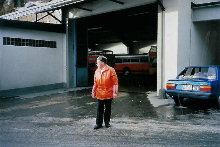 (002'525) - Aus dem Archiv: Whrend der Wintersaison regelte mein Vater einige Jahre den Verkehr bei der Einfahrt in den Autobahnhof. Vor allem, wenn bis zu acht Skibusse aus der Hahnenmoosregien in Adelboden eintrafen. Die Aufnahme stammt vom Januar 1988.