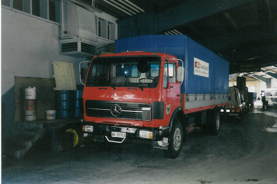 (005'307) - Aus dem Archiv: AFA Adelboden - BE 25'753 - Mercedes am 18. Februar 1990 im Autobahnhof Adelboden