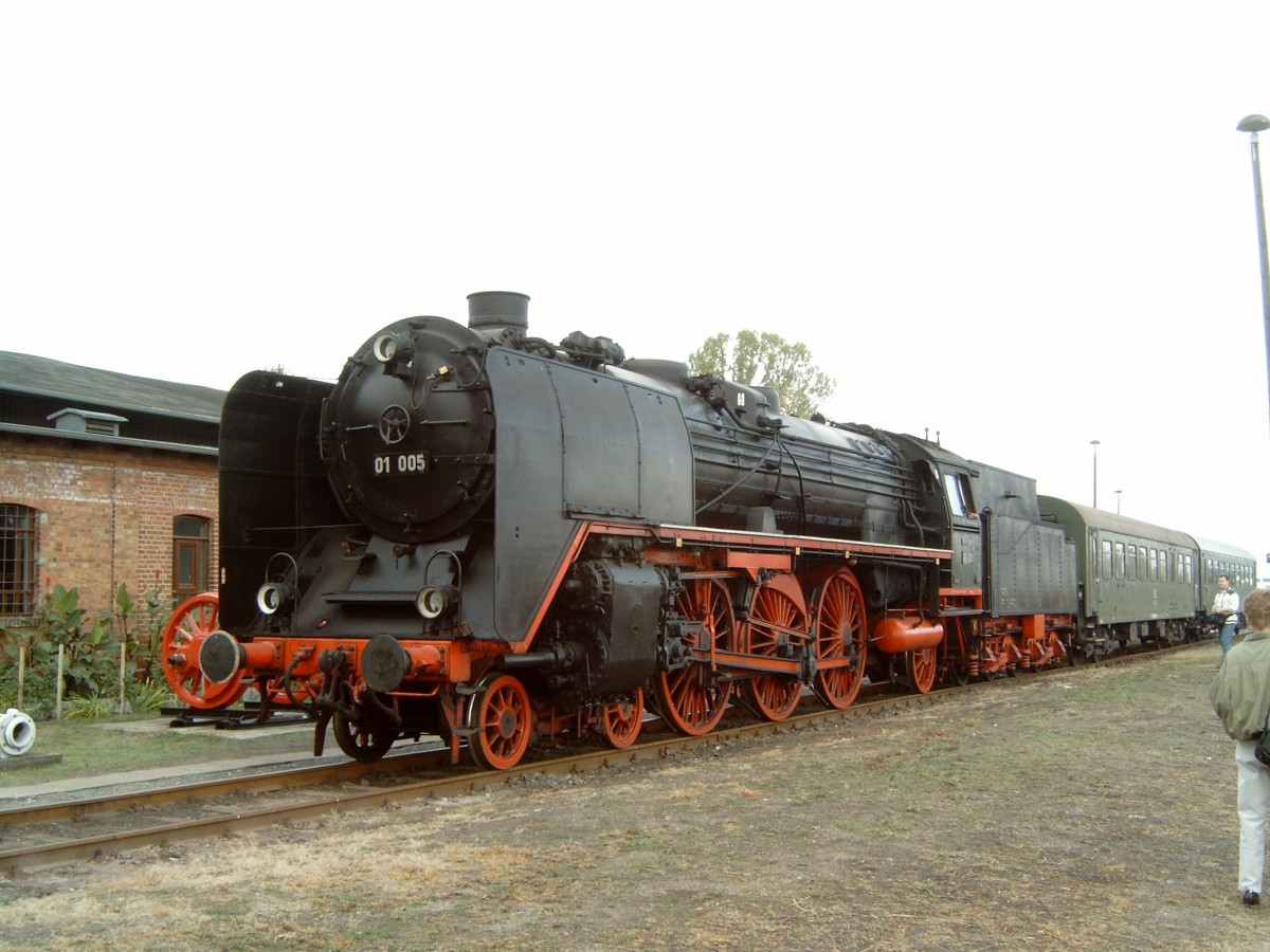 01 005 am 27.09.2003 im Traditions-BW in Sta�furt.