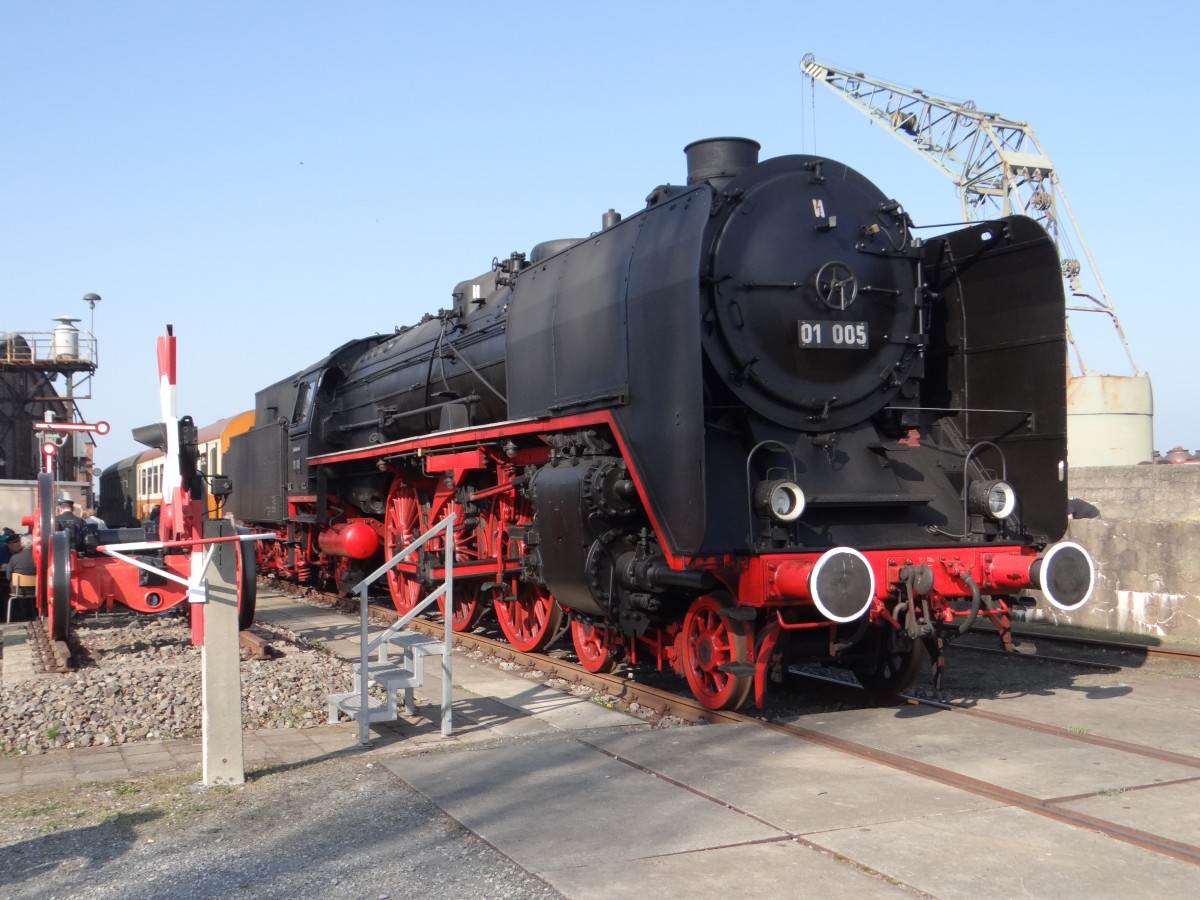 01 005 zusehen beim Bw Fest in Sta�furt am 29.03.14.