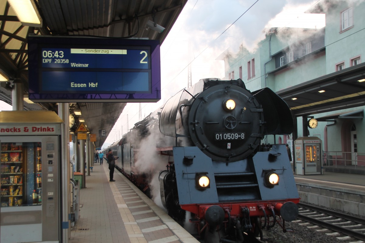 01 0509-8 am morgen des 21.03.2015 im Bahnhof Naumburg (Saale) beim Zwischenhalt auf dem Weg nach Essen.