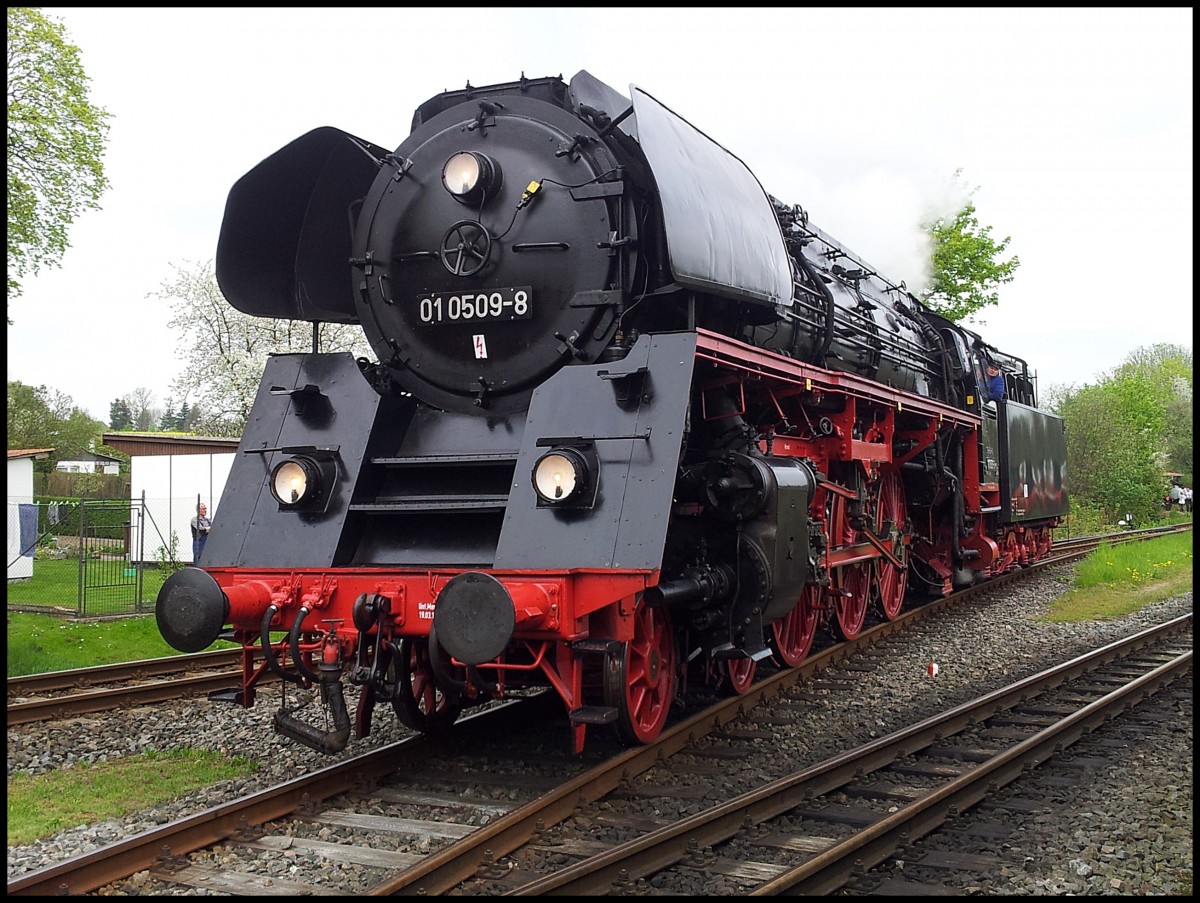 01 0509-8(Press) auf dem Bahnhofsfest in Putbus am 11.05.2013 