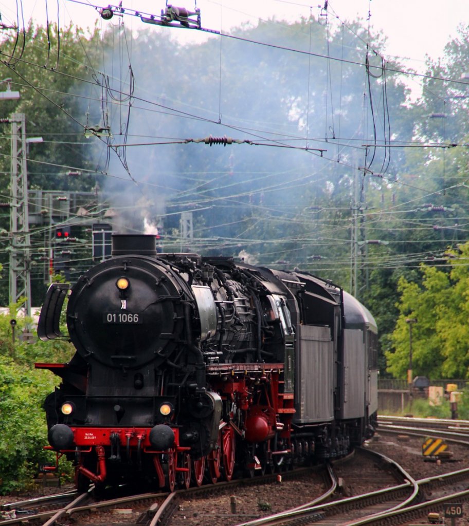 01 1066 mit einem Sonderzug anläßlich des Cunnard Liner Treffens bei der Einfahrt in den Hamburger Hauptbahnhof(Rückfahrt). 15.07.12