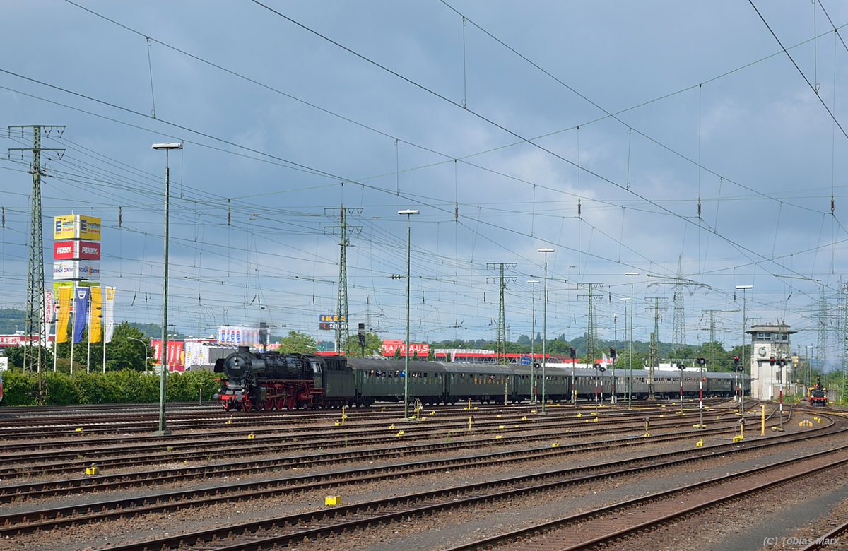 01 1066 (UEF) bei der Einfahrt in Koblenz-Lützel mit einem Sdz von Westfalendampf. Aufgenommen von 141 228. Ich gehörte zur Lokbesatzung der 141 228 beim Sommerfest.