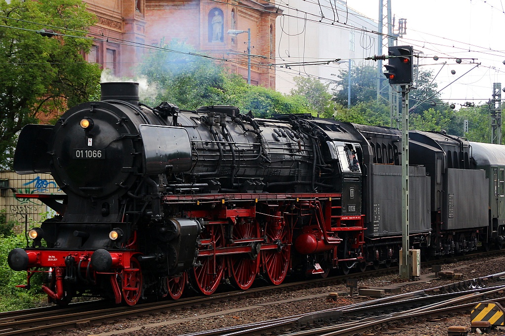 01 1066 zu Gast in Hamburg Grund waren die  Cunard Days  bei dem beide Schiffe QE2 und QM im Hamburger Hafen lagen. Leider waren am Hbf so viele Fotografen anwesend so das nur eine Aufnahme mit Signal drin übrig blieb. 15.07.2012(üaV)