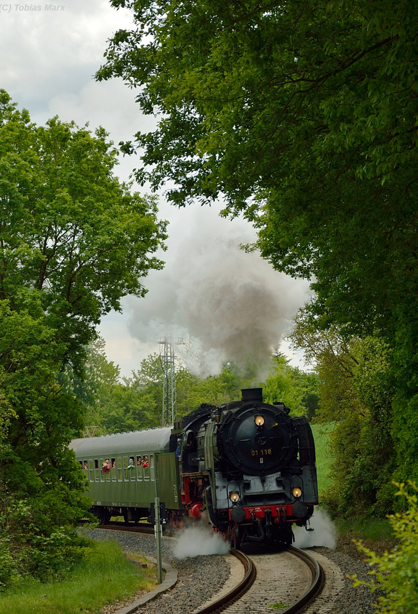 01 118 (HEF) am 15.05.2016 hinter Kelkheim auf dem Weg nach Königstein.