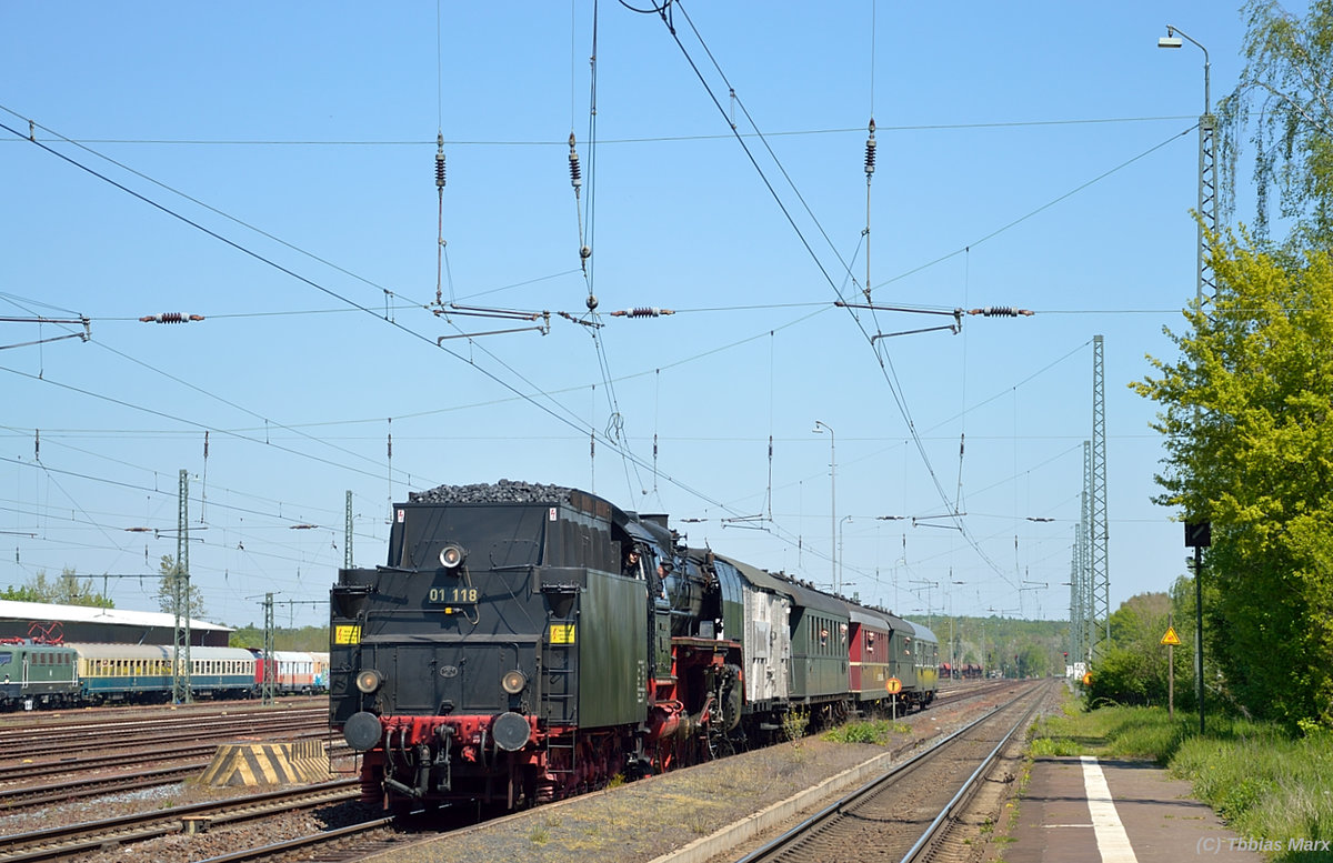 01 118 (HEF) bei der Einfahrt mit einem Sdz der UEF-Sektion Ettlingen aus Karlsruhe am 07.05.2016