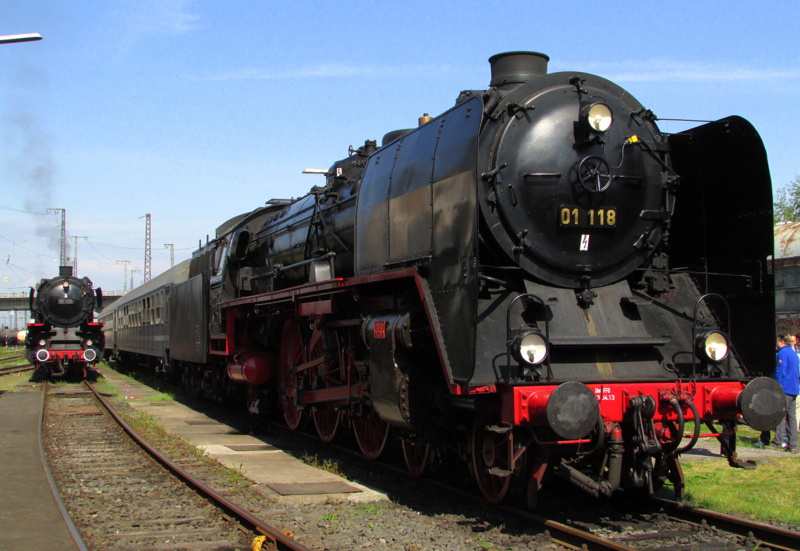 01 118 (Historische Eisenbahn Frankfurt) und 01 150 standen am 04.Mai.2014 im BW Hanau.
Hier beim Lokschuppen-Fest