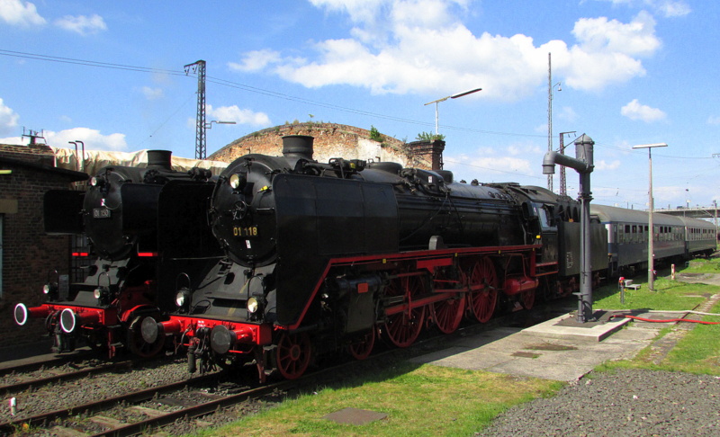 01 150 und 01 118 (Historische Eisenbahn Frankfurt) standen am 04.Mai.2014 beim Lokschuppen-Fest neben dem eingefallenen E-Lokschuppen.