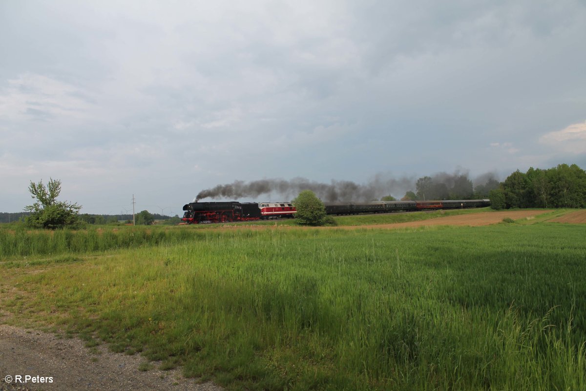 01 1509 und 118 770 mit dem Sonderzug Nürnberg - Dresden bei Unterthölau. 28.05.16