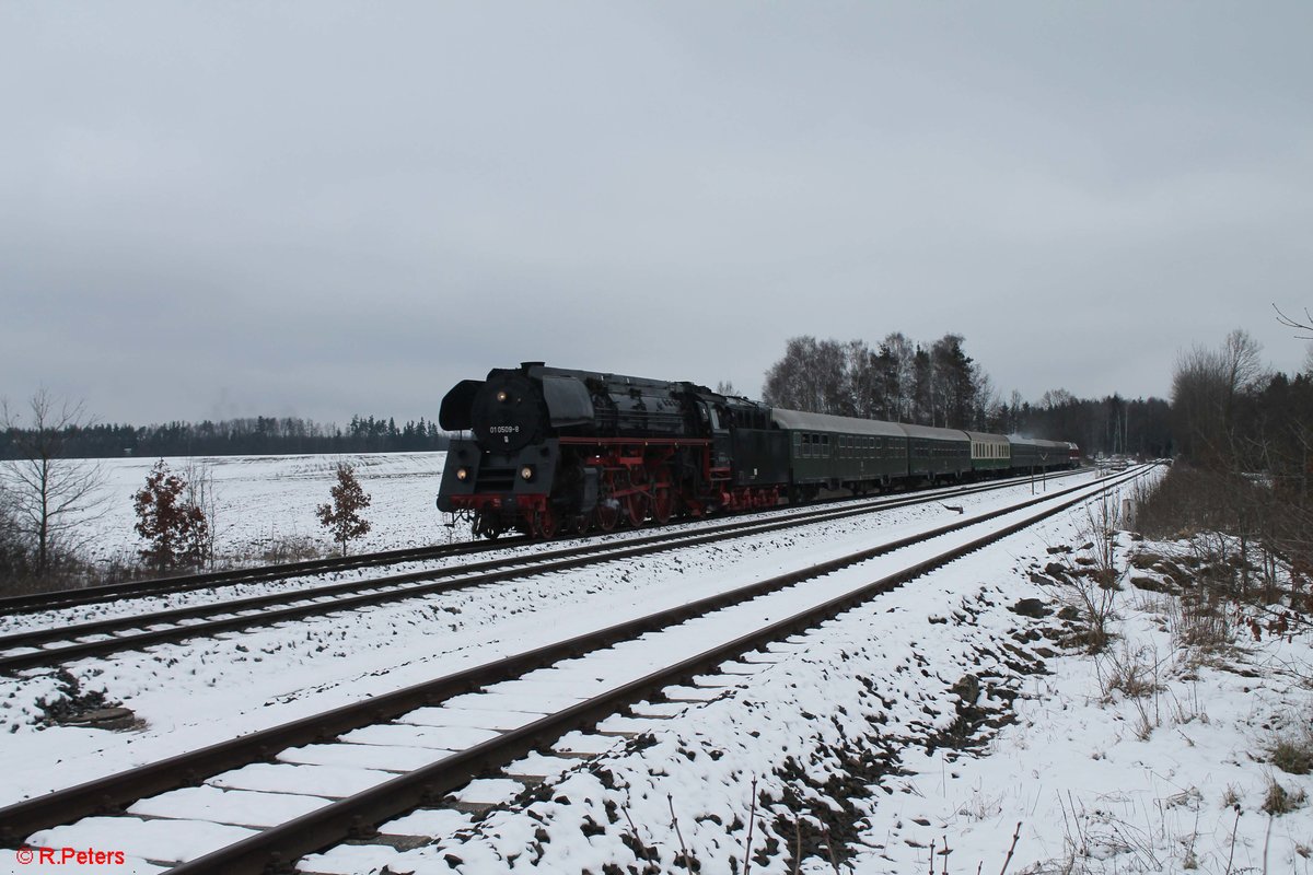 01 509 zieht ein Sonderzug nach Regensburg mit 118 770 als Schublok bei Schönfeld kurz vor Wiesau/Oberpfalz. 02.12.17