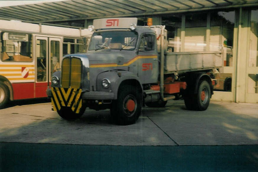 (018'518) - Aus dem Archiv: STI Thun - Nr. 148 - Saurer (ex ATGH Heiligenschwendi Nr. 6) am 8. August 1997 in Thun, Garage