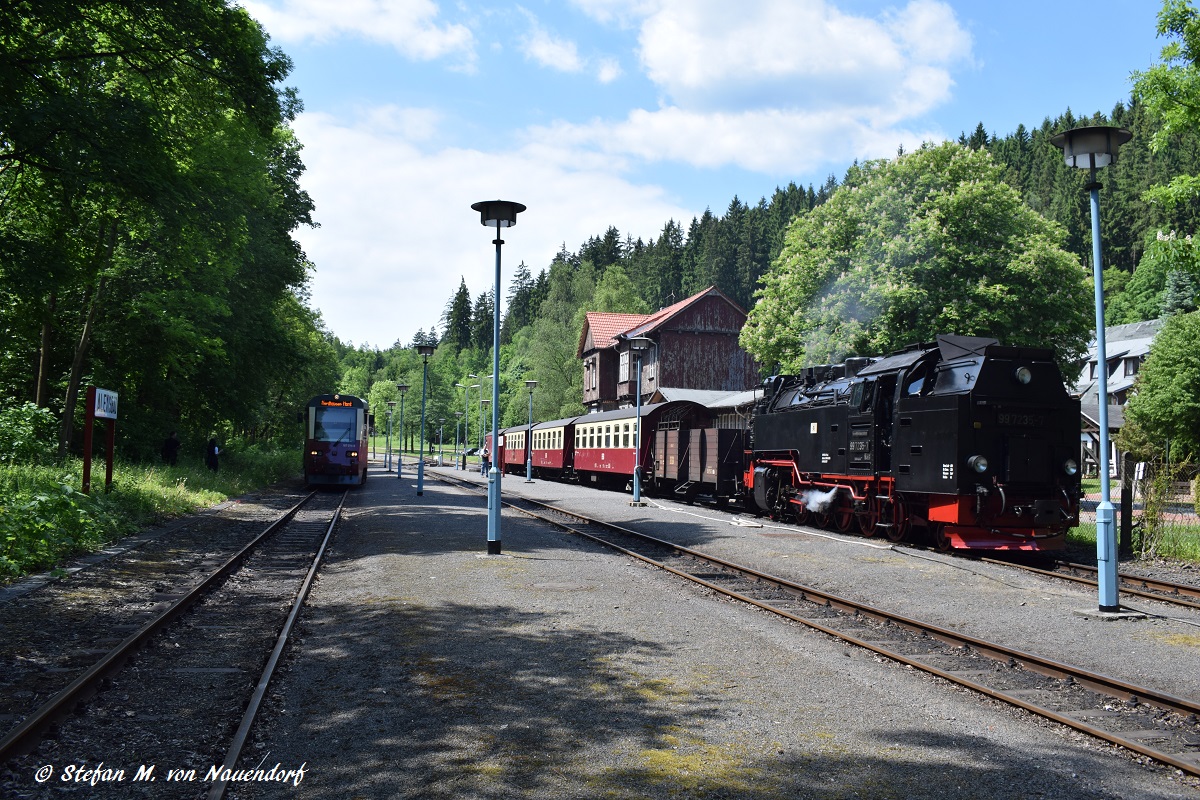 02.06.2017: Der Dampfzug nach Gernrode steht im Bahnhof Alexisbad. auf Gleis 3 kommt gerade der Triebwagen aus Harzgerode eingefahren.