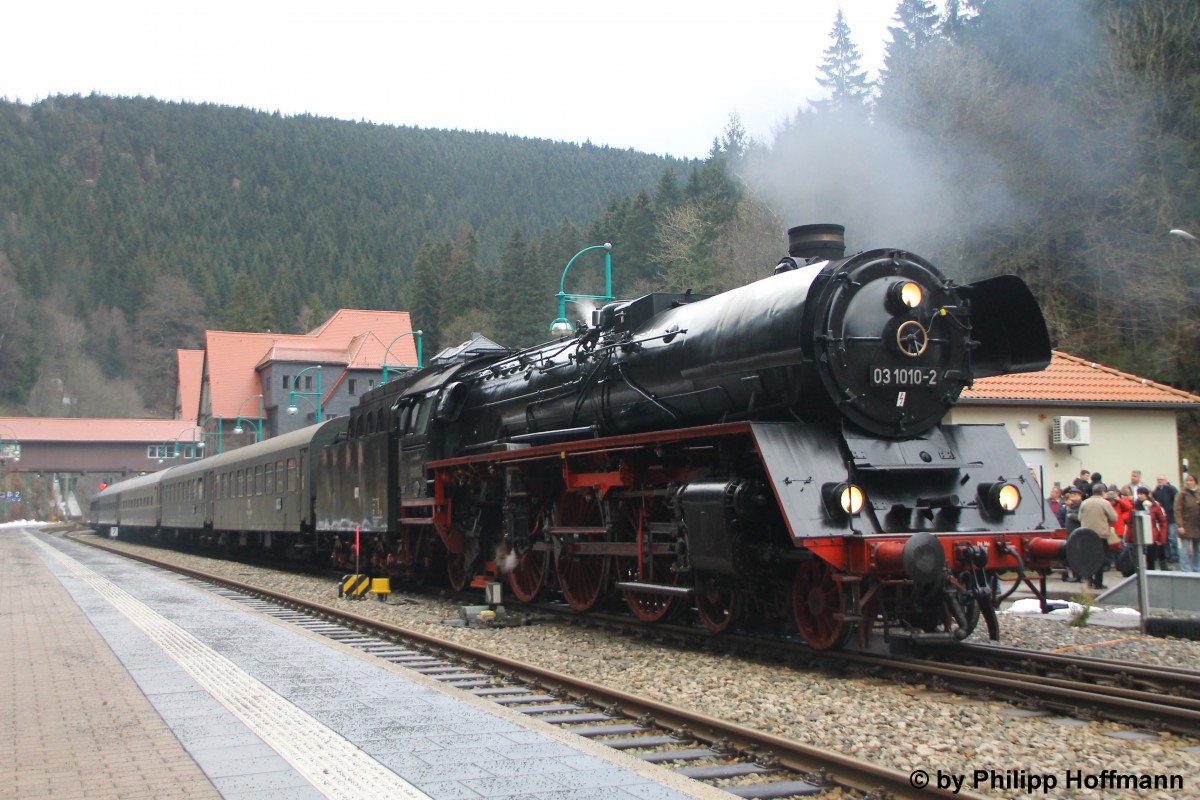 03 1010-2 am 10.01.2015 im Bahnhof von Oberhof.