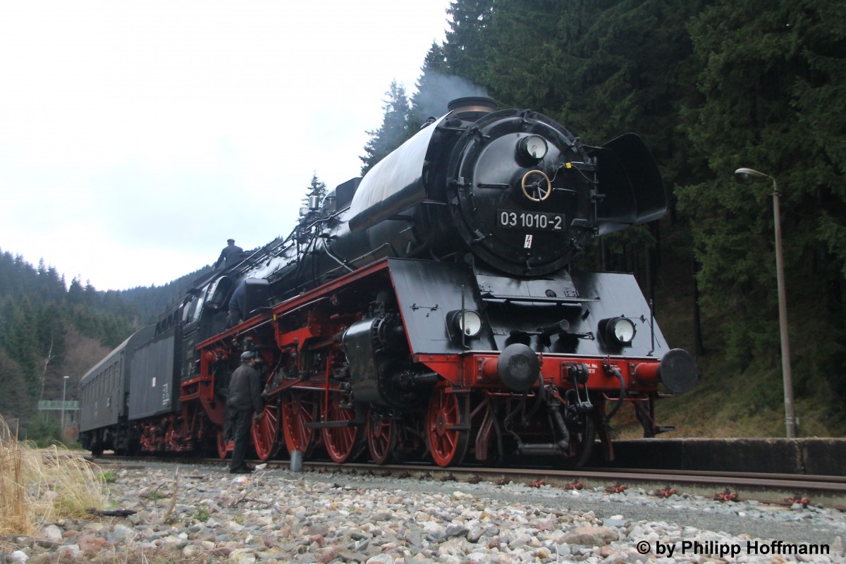 03 1010-2 am 10.01.2015 im Bahnhof von Oberhof.