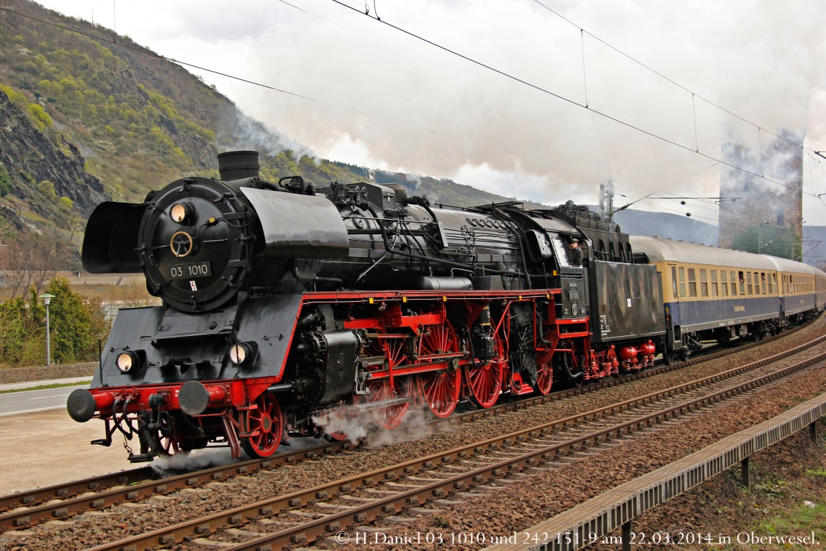 03 1010 und 242 151-9 mit dem Rheingoldzug am 22.03.2014 in Oberwesel.