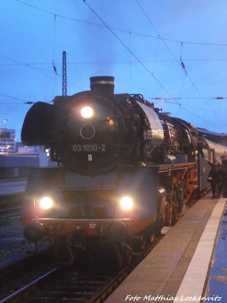 03 1010 mit dem DPE Sonderzug mit ziel Oberhof (Thr) im Hallenser Hbf am 10.1.15