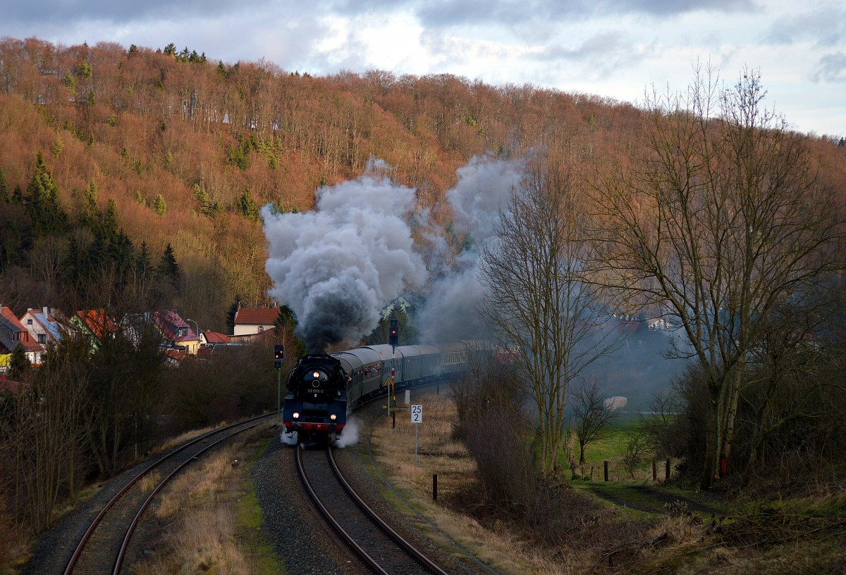 03 1010 mit DPE 25490 am Haken hatte gerade den Bahnhof Gräfenroda verlassen und nimmt den Rennsteig in Angriff.Sie beförderte einen Sonderzug von Leipzig nach Oberhof zum Biathlon Weltcup.Am Schluss hängt die 232 356-6.