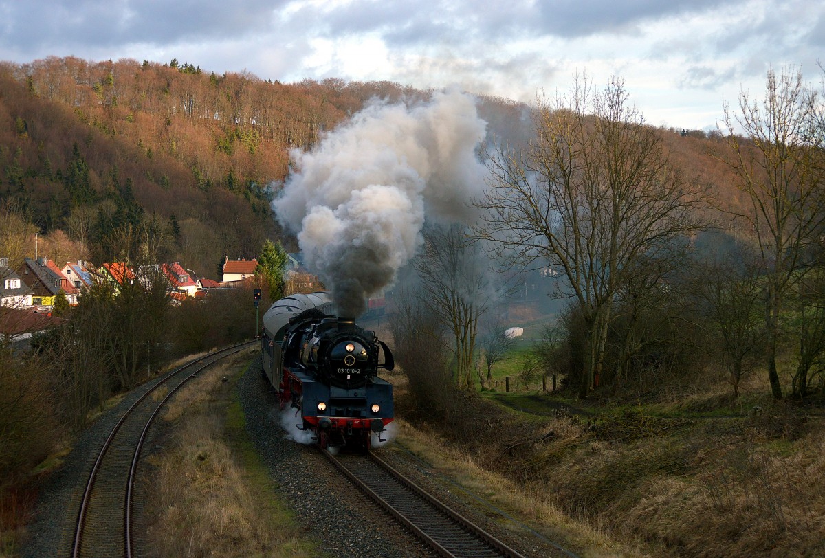 03 1010 mit DPE 25490 am Haken hatte gerade den Bahnhof Gräfenroda verlassen und nimmt den Rennsteig in Angriff.Sie beförderte einen Sonderzug von Leipzig nach Oberhof zum Biathlon Weltcup.Am Schluss hängt die 232 356-6.